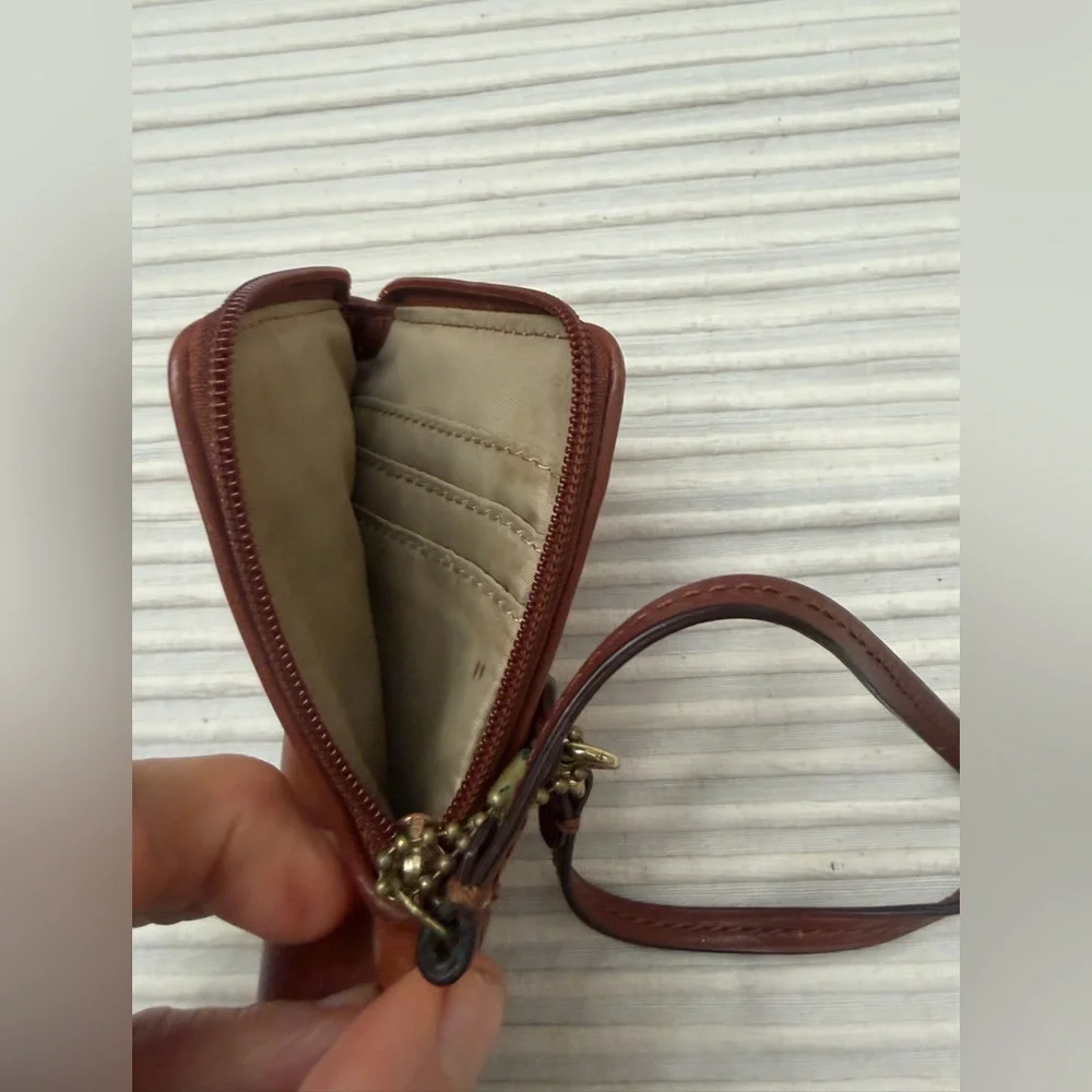 COACH Wristlet brown zipper closure w clasp on leather strap - Picture 6 of 7